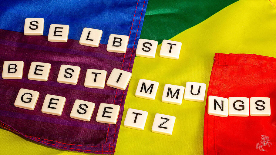 Buchstabenwürfel zeigen das Wort Selbstbestimmungsgesetz