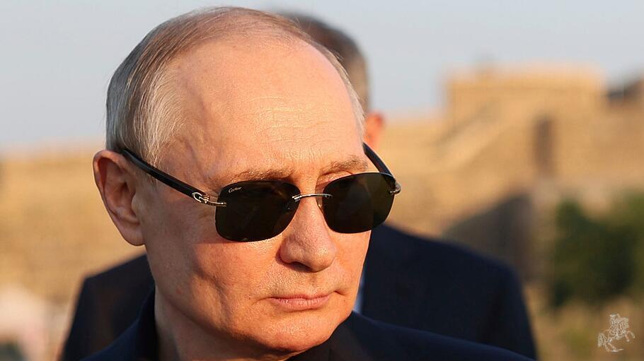Russlands Präsident Putin schwächelt auf offener Bühne.