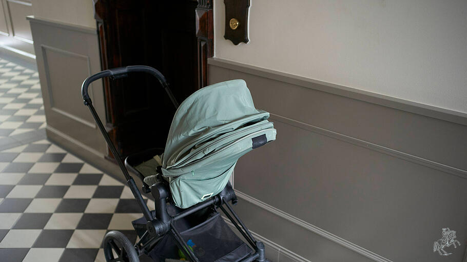 Leerer Kinderwagen