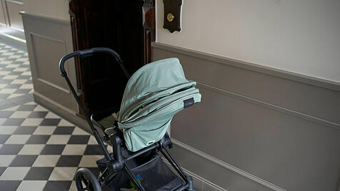 Leerer Kinderwagen