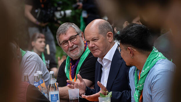 Eröffnung 103. Deutscher Katholikentag in Erfurt, Thüringen Bundeskanzler besucht Katholikentag Besuch bei den Helfenden