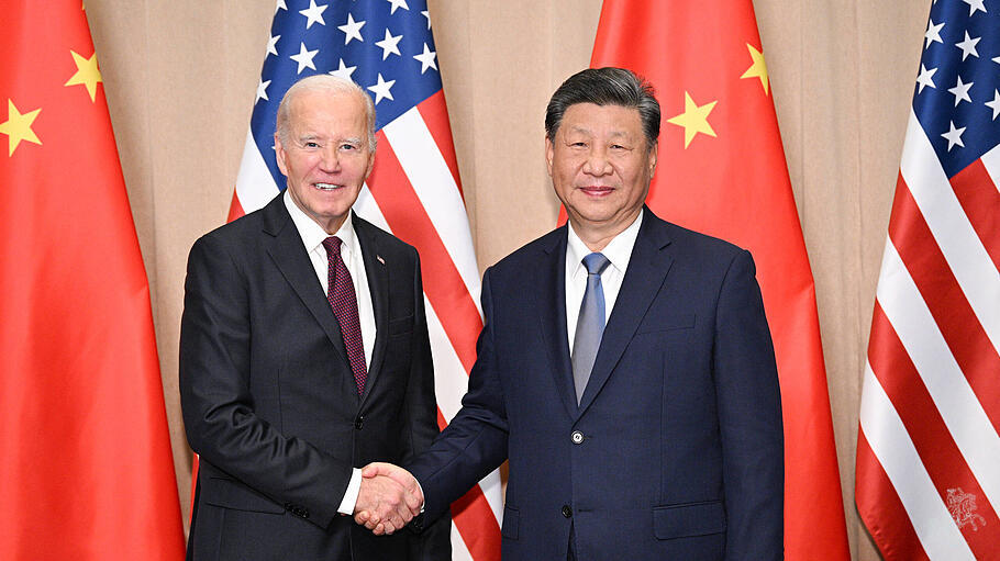 Chinas Präsident Xi Jinping mit Joe Biden in Lima