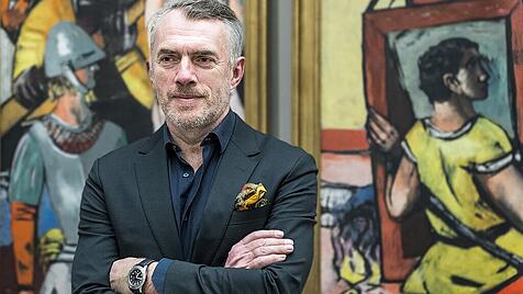 Neo Rauch vor Bildern von Max Beckmann