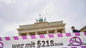Demonstrationsschild: "Weg mit  Paragraph 218 StGB