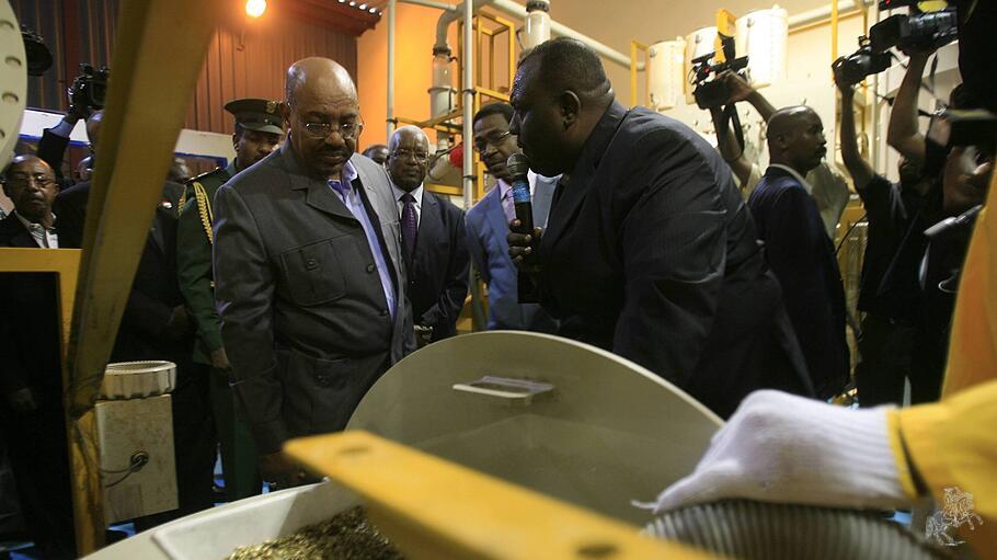 Omar al-Baschir in einer Goldraffinierie