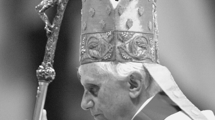 Papst Benedikt XVI. beim Pfingstgottesdienst im Petersdom im Vatikan.