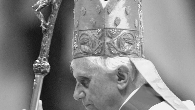 Papst Benedikt XVI. beim Pfingstgottesdienst im Petersdom, 2005