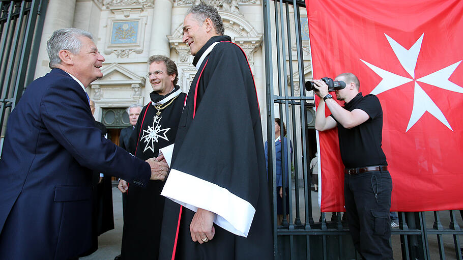 Bundespräsident Joachim Gauck wird von Albrecht von Boeselager begrüßt