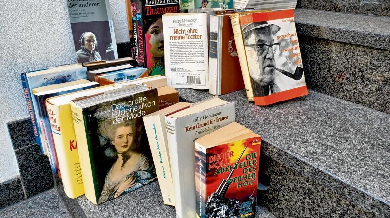 Feature / Symbol: Zu verschenken 07/23 thg Aussortierte Bücher zum Mitnehmen in Bielefeld im Juli 2023 Deutschland aufrä