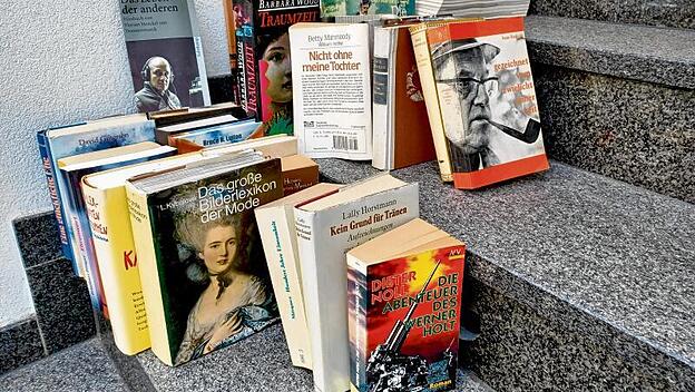 Feature / Symbol: Zu verschenken 07/23 thg Aussortierte Bücher zum Mitnehmen in Bielefeld im Juli 2023 Deutschland aufrä