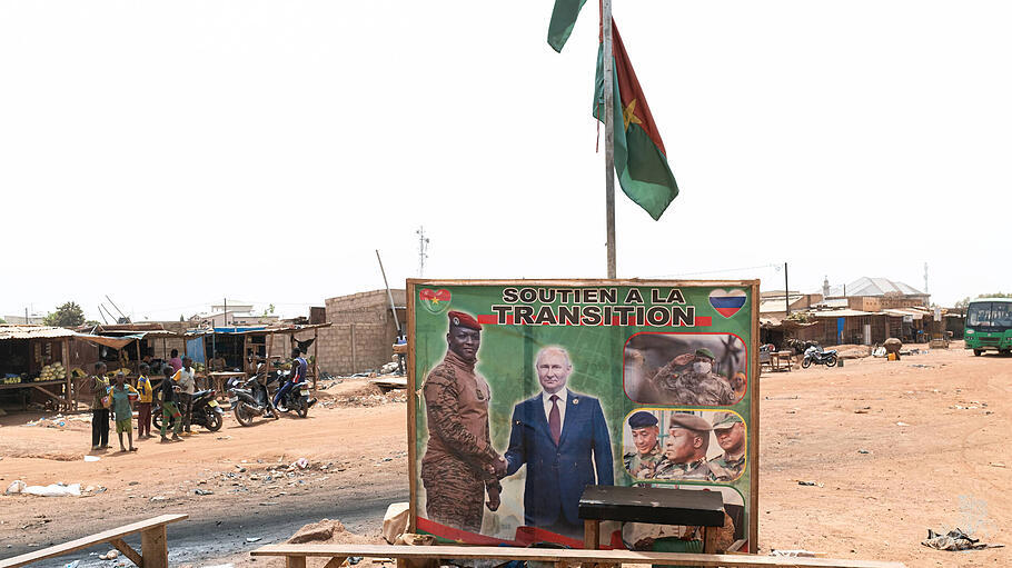 Burkina Fasos seit 2022 regierender Putsch-Präsident Ibrahim Traoré wirbt mit Putin