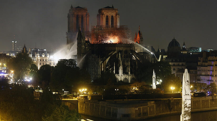 Pariser Kathedrale Notre-Dame steht in Flammen