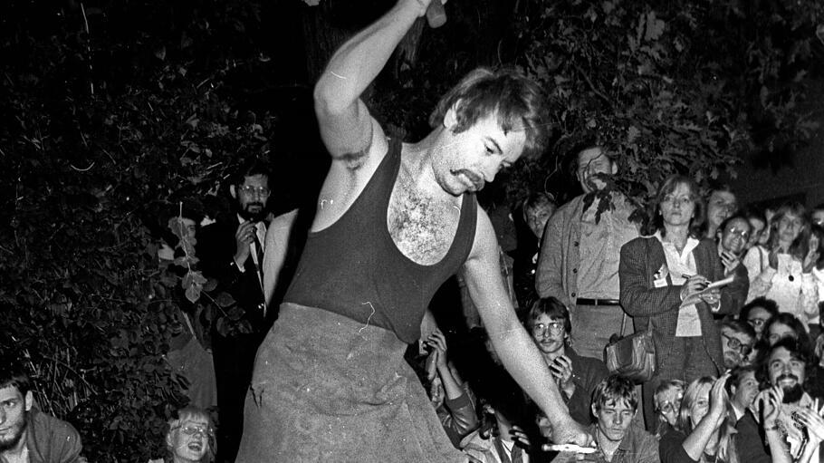 Aktion der Friedensbewegung in der DDR 1983 in Wittenberg: ein Schwert wird umgeschmiedet