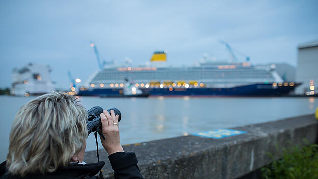 Emsüberführung des Kreuzfahrtschiffes "Spirit of Discovery"