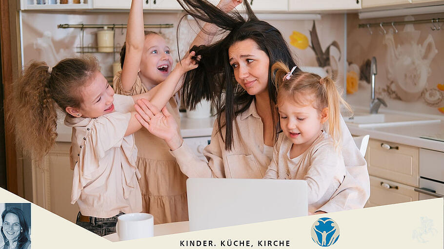 Eine Mutter umgeben von ihren Kindern.