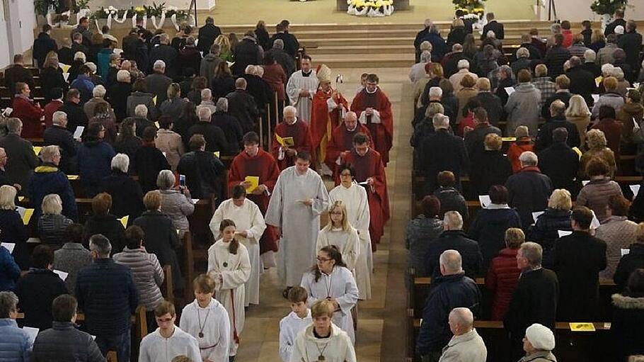 Einzug zum Gottesdienst mit dem Apostolischen Nuntius.