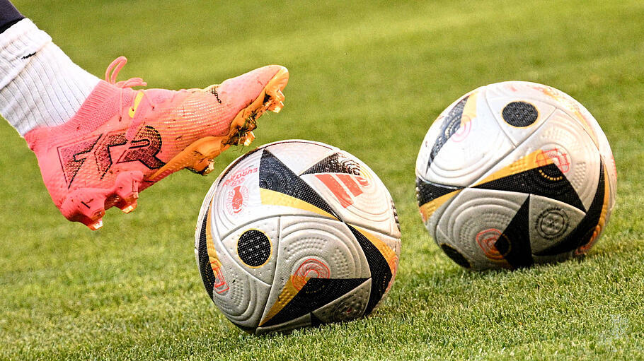 Der Fuß eines französischen Nationalspielers am Ball