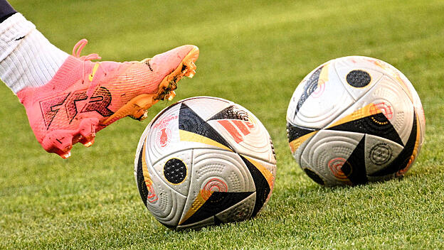 Der Fuß eines französischen Nationalspielers am Ball