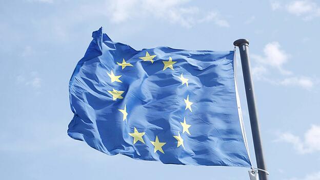 Europaflagge, Flagge der Europäischen Union, EU, im Wind wehend, Blauer Himmel, Deutschland, Europa *** European flag, F