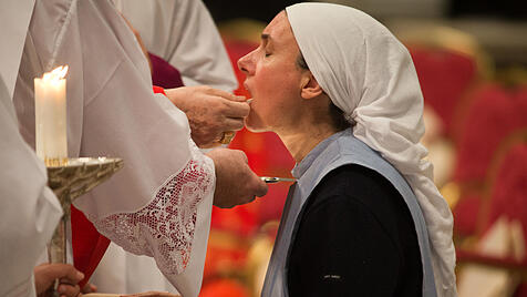 Traditionelle Mundkommunion bei der Papstwahl im Vatikan