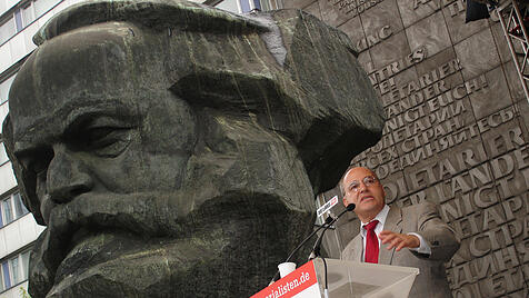 Gregor Gysi im Wahlkampf 2015 vor einem Karl-Marx-Denkmal in Chemnitz
