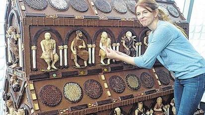 Die Künstlerin Sonja Alhäuser baute den  Dreikönigenschrein aus 300 Kilo Schokolade.