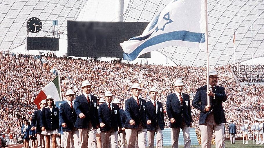 Israelische Olympia-Mannschaft zieht am 26. August 1972 ins Münchner Olympiastadion ein