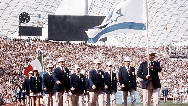 Israelische Olympia-Mannschaft zieht am 26. August 1972 ins Münchner Olympiastadion ein
