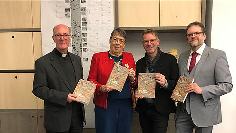 Diese vier Beteiligten stellten das neue &bdquo;K&ouml;lner Domblatt&ldquo; vor: Dompropst Guido A&szlig;mann, die Pr&auml;sidentin des Zentral-Dombau-Vereins zu K&ouml;ln Barbara Schock-Werner, Dombaumeister Peter F&uuml;ssenich sowie Matthias Deml, Leiter des Dombauarchivs (von links).