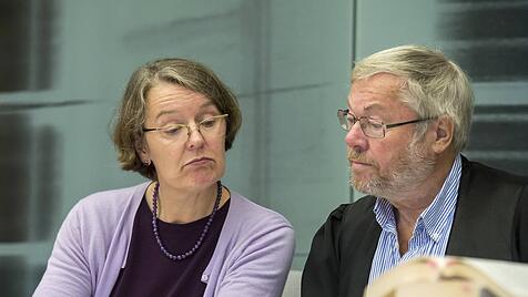 Vera Egenberger mit Anwalt vor dem BAG