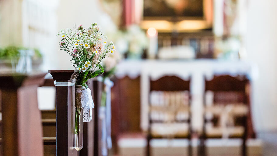 Blumendokoration in der Kirche bei einer Hochzeit