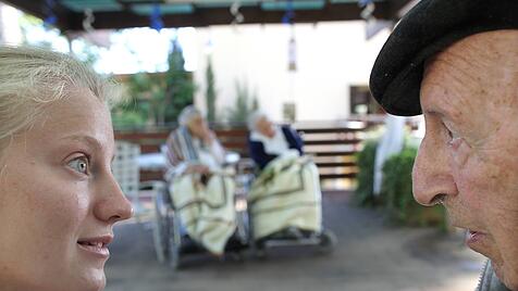 Eine freiwillige Helferin im Gespr&auml;ch mit einem Bewohner des Heims Beit Elieser in Ma'alot
