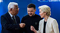 EU-Ratspräsident António Costa und EU-Kommissionspräsidentin Ursula von der Leyen mit dem ukrainischen Präsidenten Wolodymyr Selenskyj