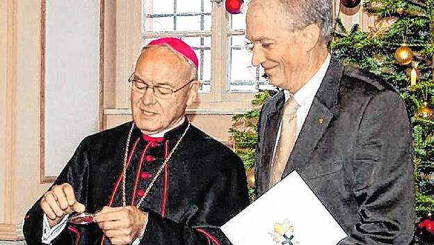 Bischof Heinz Josef Algermissen überreichte Martin Haubs die Bonifatiusmedaille.