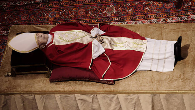 Der aufgebahrte Leichnam Benedikts XVI.
