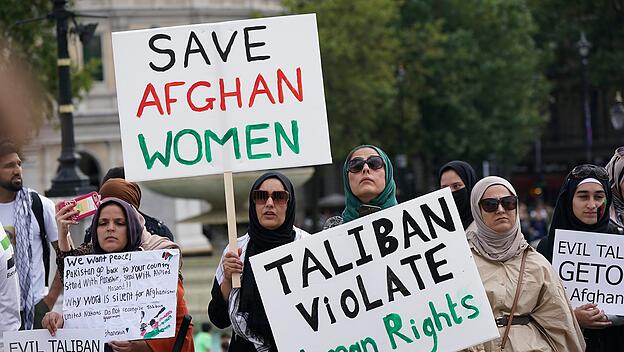 Frauen auf dem Trafalgar Square bei einer Demonstration gegen die Taliban