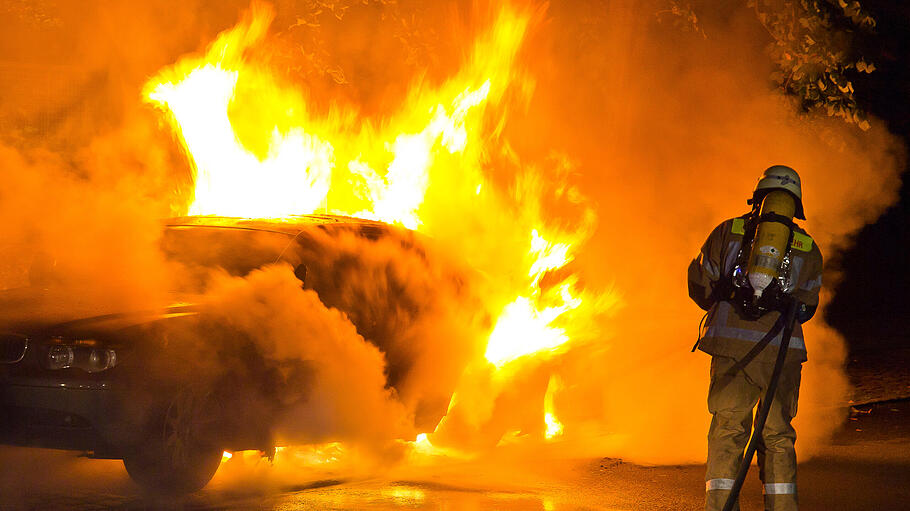 Feuerwehr löscht brennendes Auto