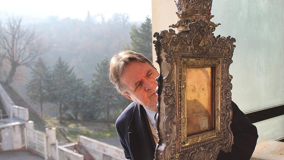 Paul Badde betrachtet das „Volto Santo" in Manoppello