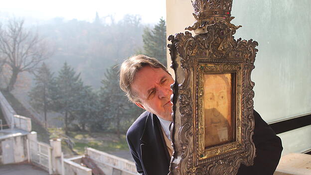 Paul Badde betrachtet das „Volto Santo" in Manoppello