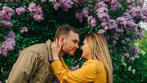 Symbolfoto gl&uuml;ckliches Paar.