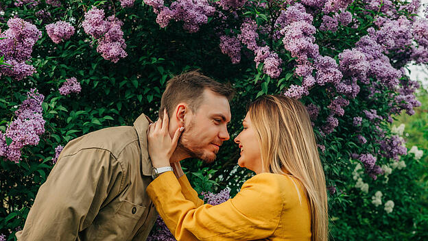 Symbolfoto gl&uuml;ckliches Paar.