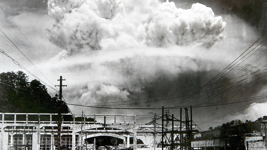 Die pilzförmige Rauchwolke über Nagasaki nach dem Abwurf der Atombombe am 09. August 1945.