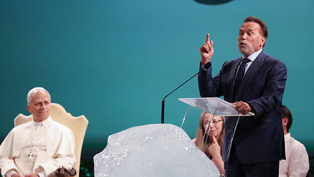 Arnold Schwarzenegger mit Papst Franziskus