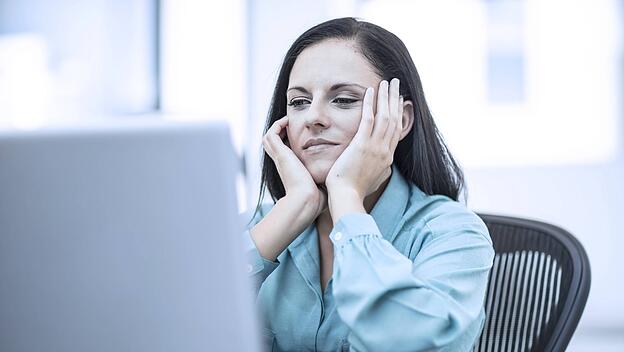 Frau im Büro vor Computer