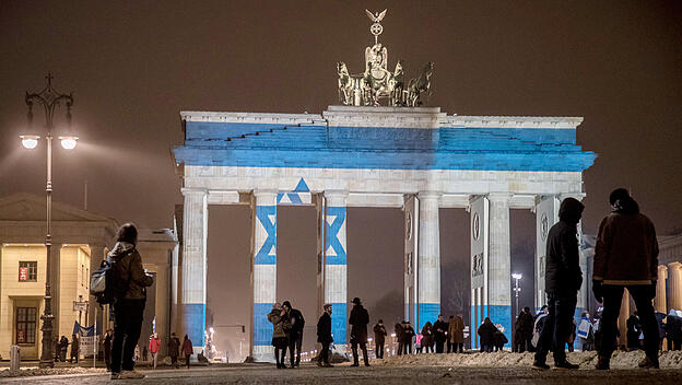 Brandenburger Tor mit Israels Flagge illuminiert