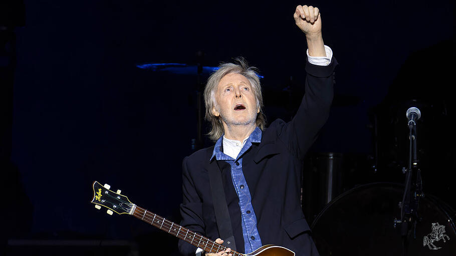 Paul McCartney bei einem Konzert in Manchester 2024