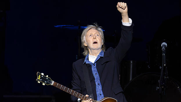 Paul McCartney bei einem Konzert in Manchester 2024
