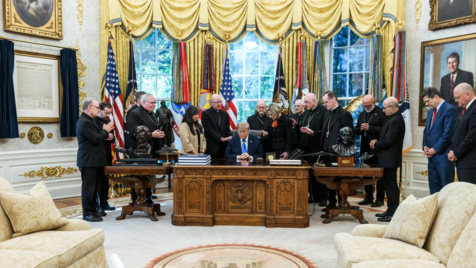 Katholische Bisch&ouml;fe beten mit Trump im Oval Office