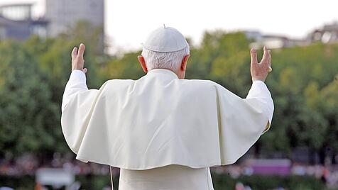 Papst Benedikt XVI. bei einer Messe auf den Rheinwiesen 2005
