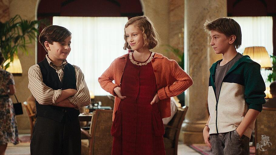 Als der zw&ouml;lfj&auml;hrige Karli (Silas John, rechts) in einem Aufzug stecken bleibt, landet er im Jahr 1938. Dort trifft er auf das j&uuml;dische M&auml;dchen Hannah (Annika Benzin) und den Schuhputzer Georg (Maximilian Reinwald). Das Trio wird in eine spannende Kriminalerz&auml;hlung verwickelt.